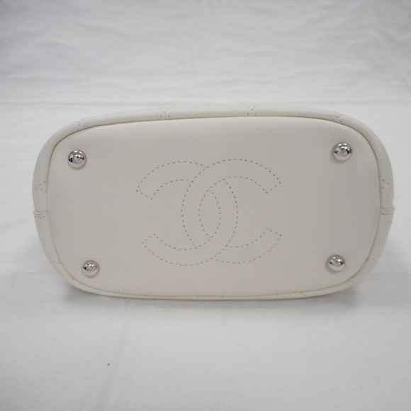 CHANEL Shoulder Bag Matelasse Coco Mark Chain White - Picture 5 of 11